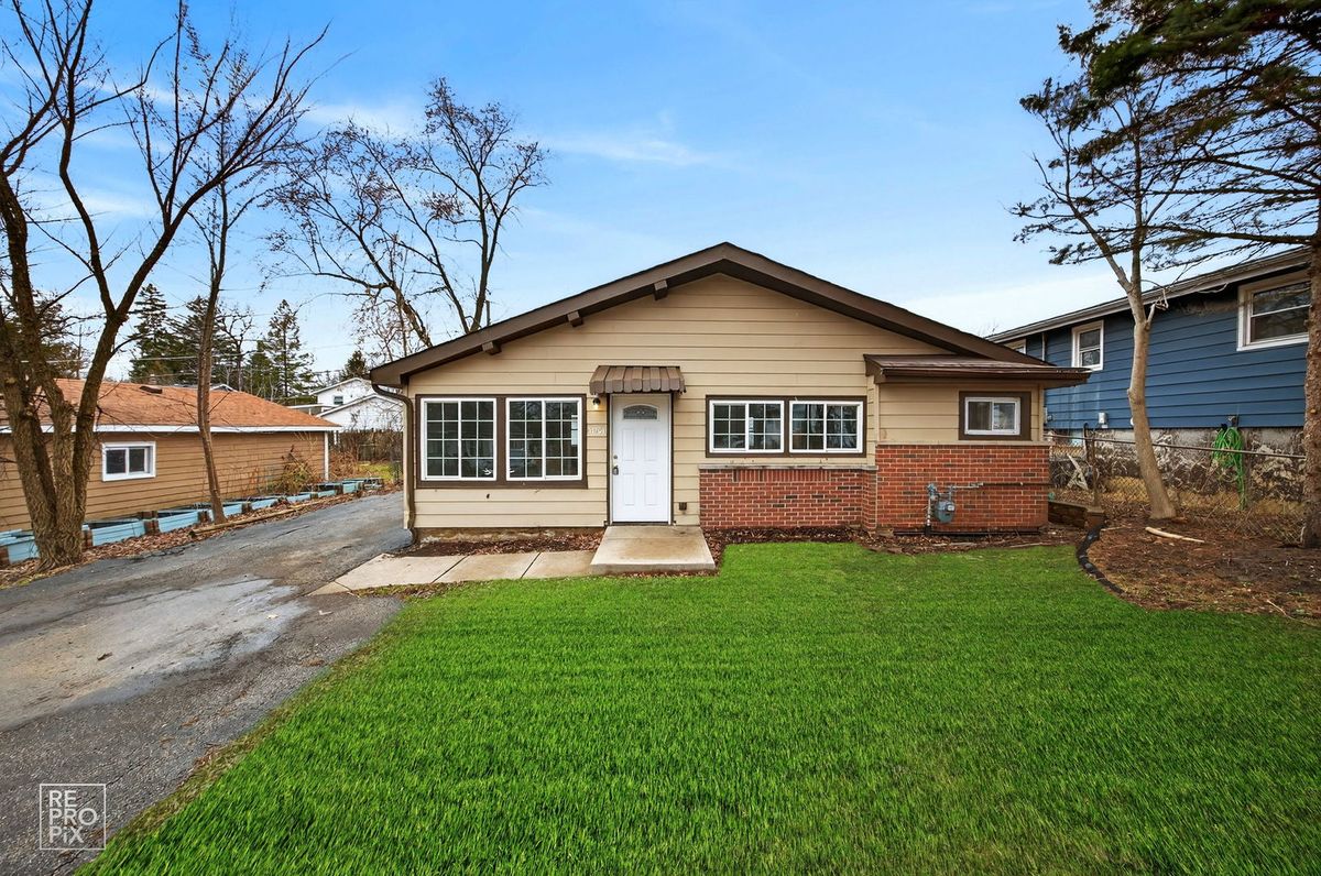 33704 Oakland Drive, Gages Lake, IL 60030