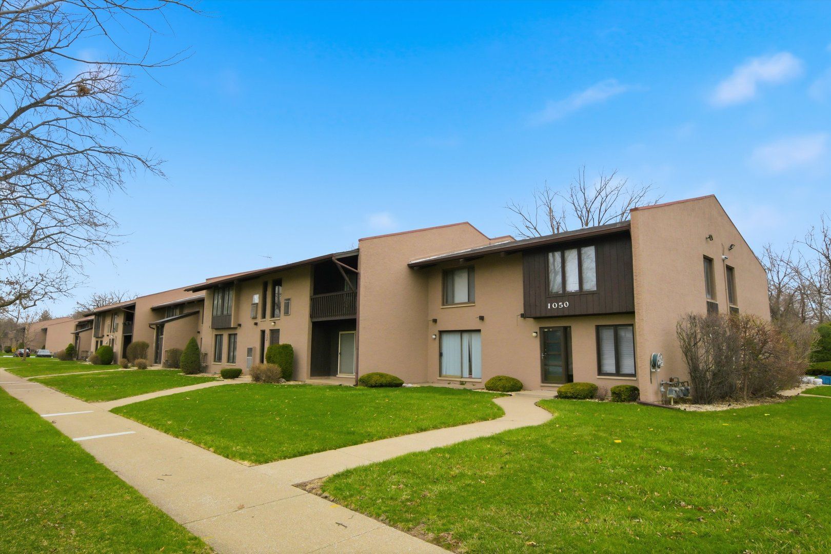 1050 Holbrook Road #Q — Homewood, IL 60430