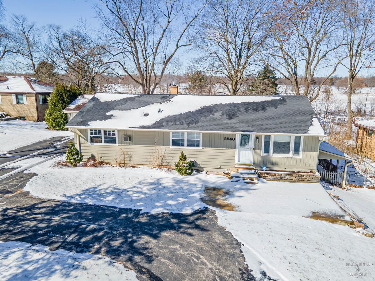 2540 Bonnie Brook Lane, Waukegan, IL 60087
