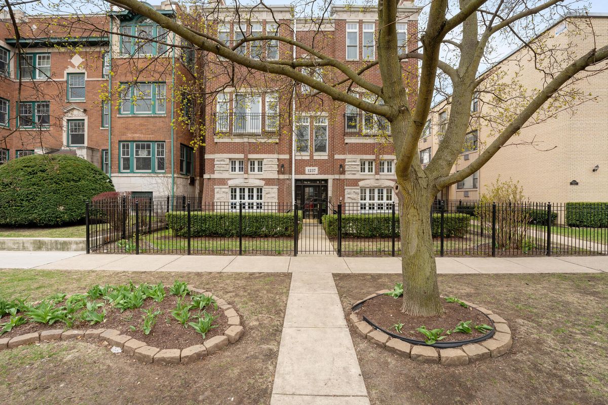 1237 Farwell Avenue, Chicago, IL 60626