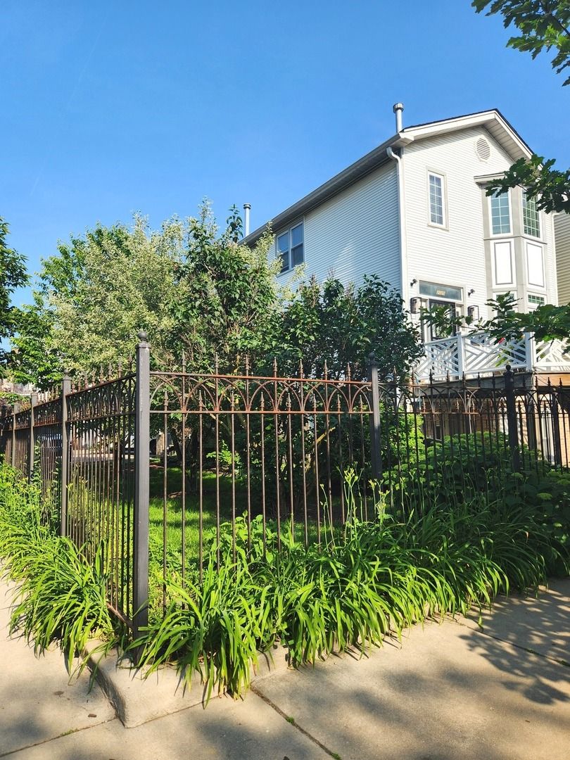 2027 N Sawyer Avenue — Chicago, IL 60647
