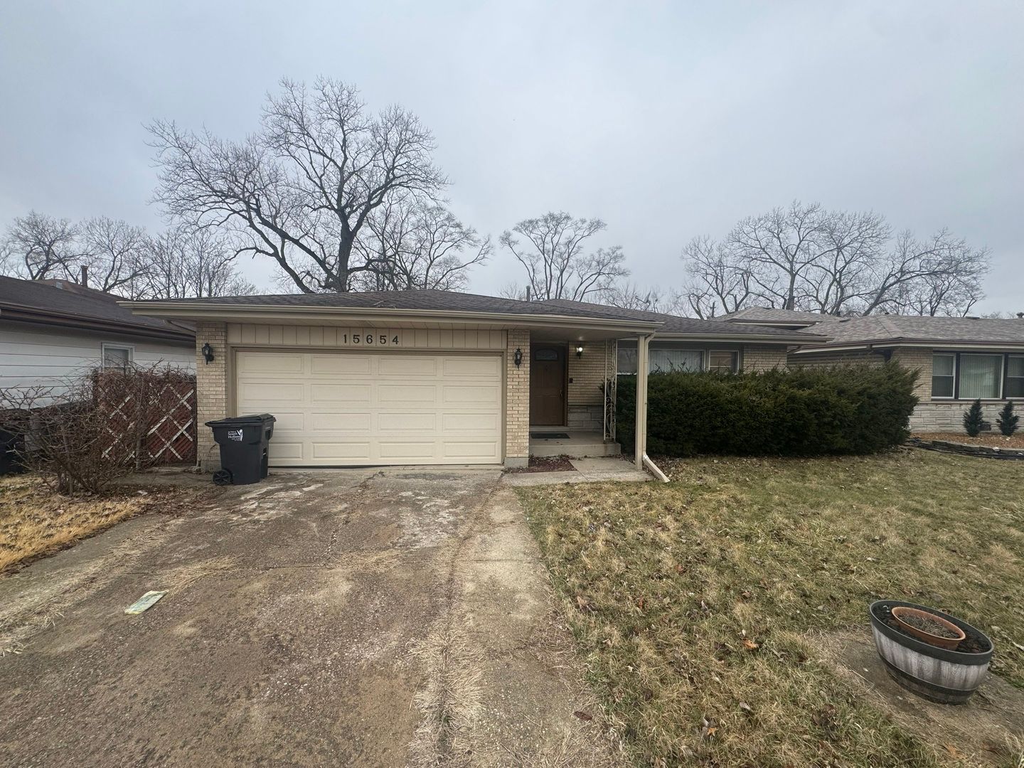 15654 South Park Avenue — South Holland, IL 60473