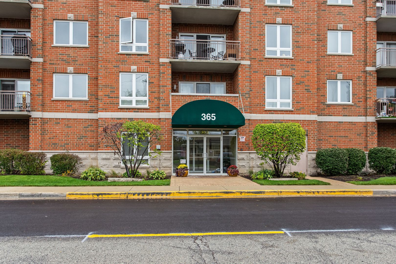 365 Graceland Avenue #205A — Des Plaines, IL 60016