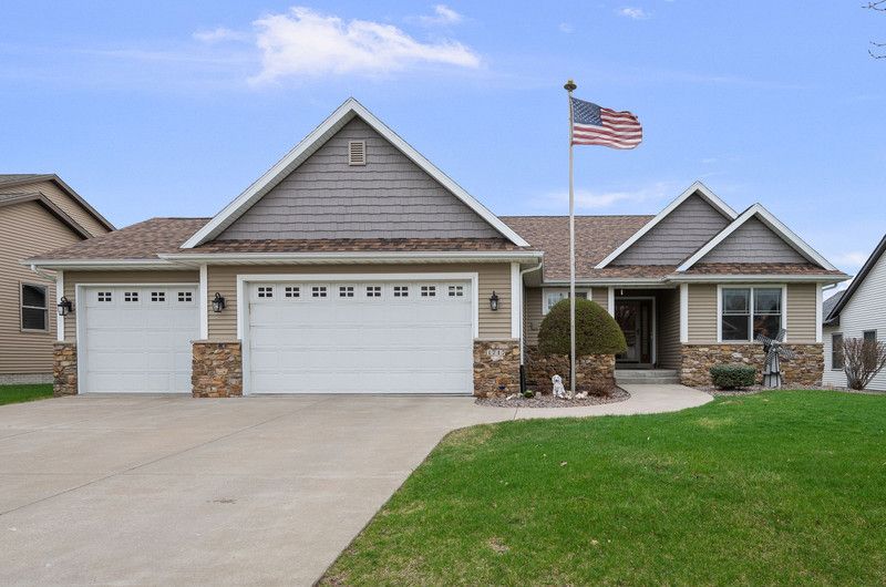 1717 E 61st Street — Davenport, IA 52807