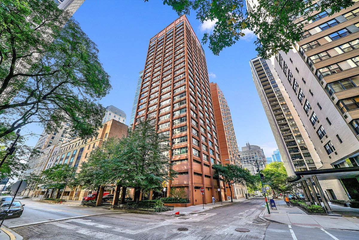 247 Chestnut Street, Chicago, IL 60611