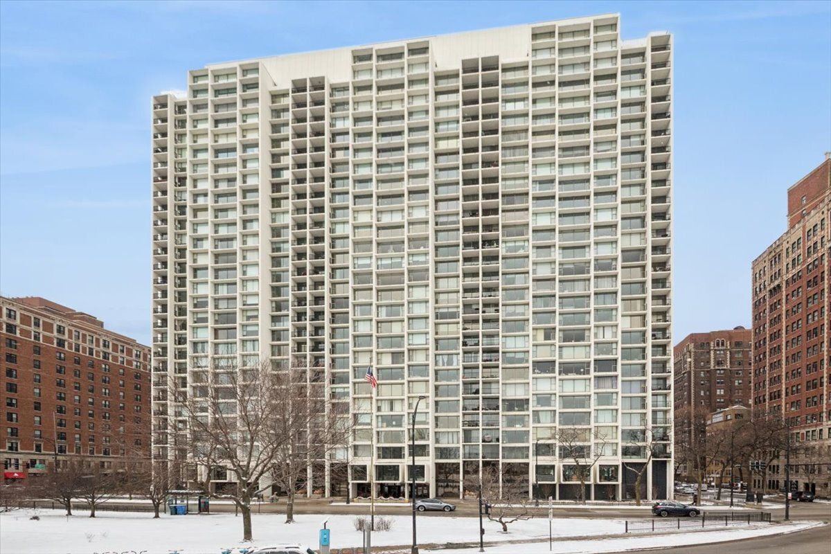 3200 Lake Shore Drive, Chicago, IL 60657