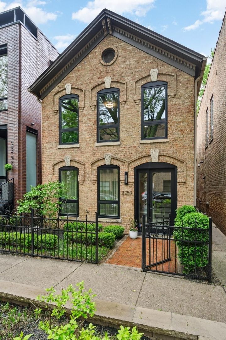 2250 WAYNE Avenue, Chicago, IL 60614
