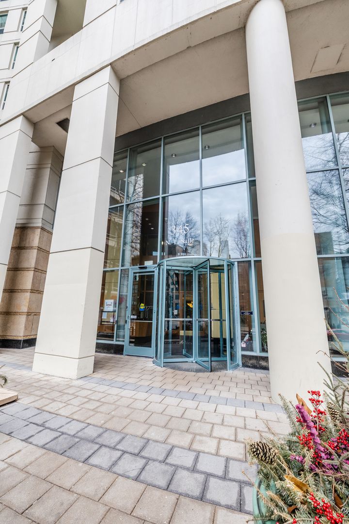 345 LaSalle Drive — Chicago, IL 60654