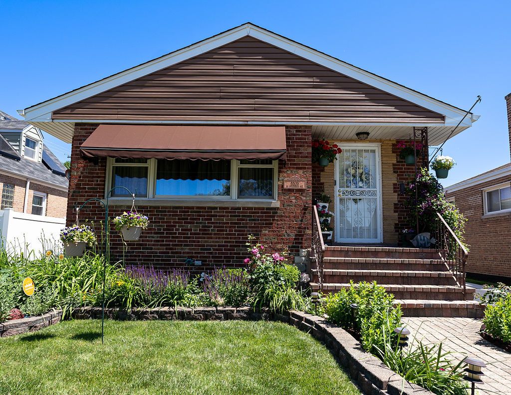 8805 S California Avenue — Evergreen Park, IL 60805