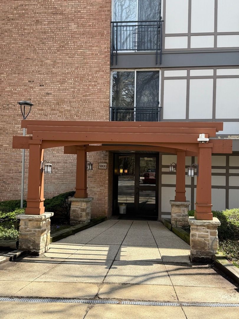 5800 Oakwood Drive, Lisle, IL 60532