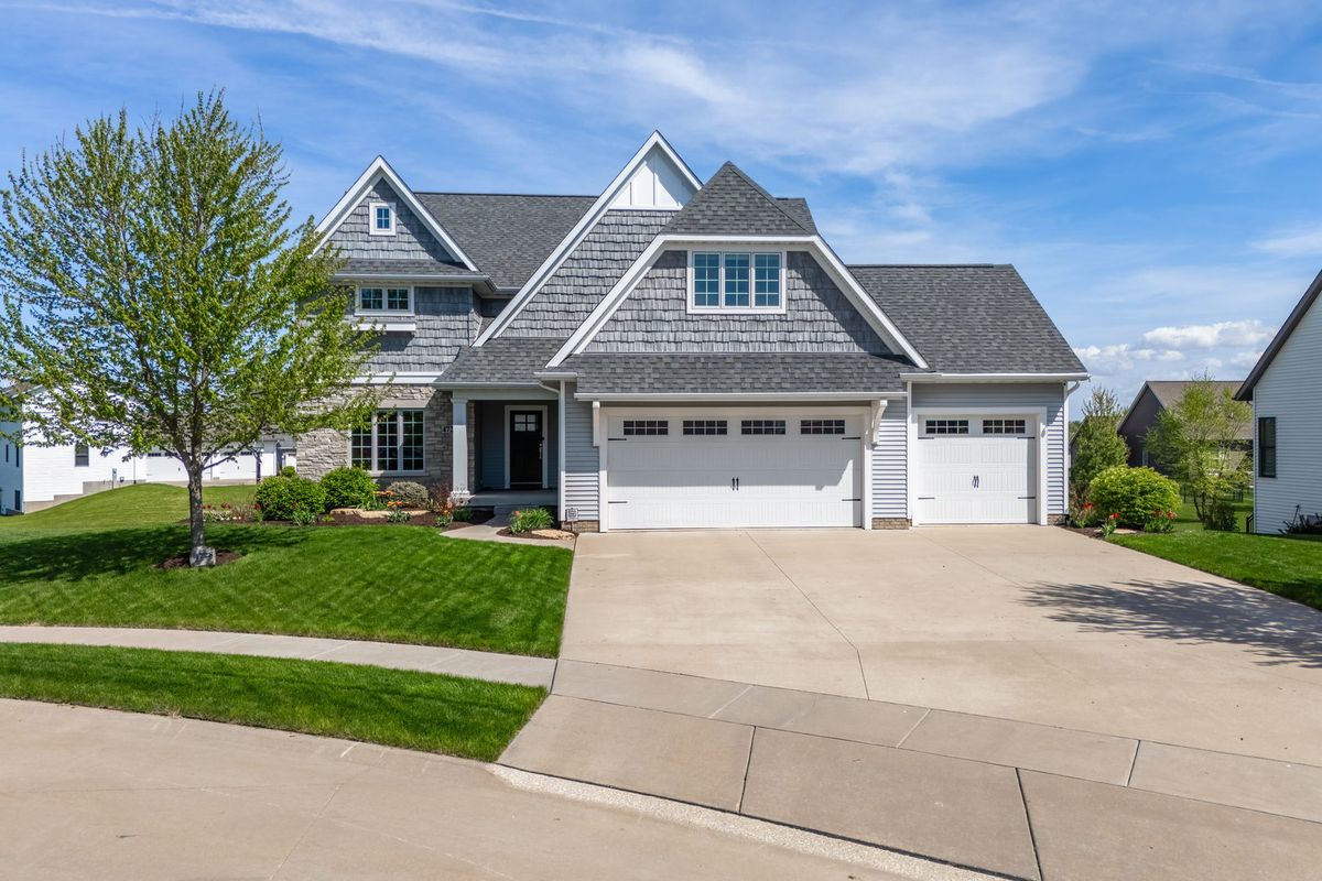 4728 Red Oak Court, Bettendorf, IA 52722
