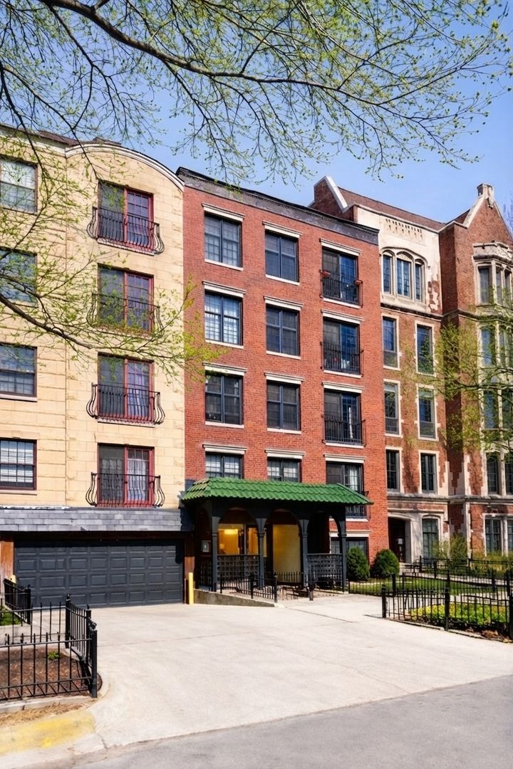 512 W Barry Avenue #205 — Chicago, IL 60657