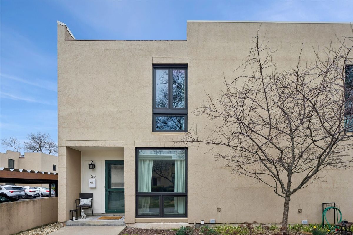 20 Oak Tree Court, Elmhurst, IL 60126