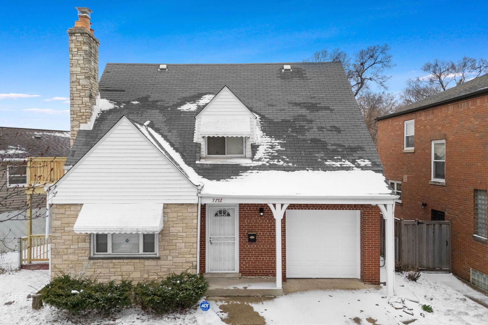7732 S Paxton Avenue — Chicago, IL 60649