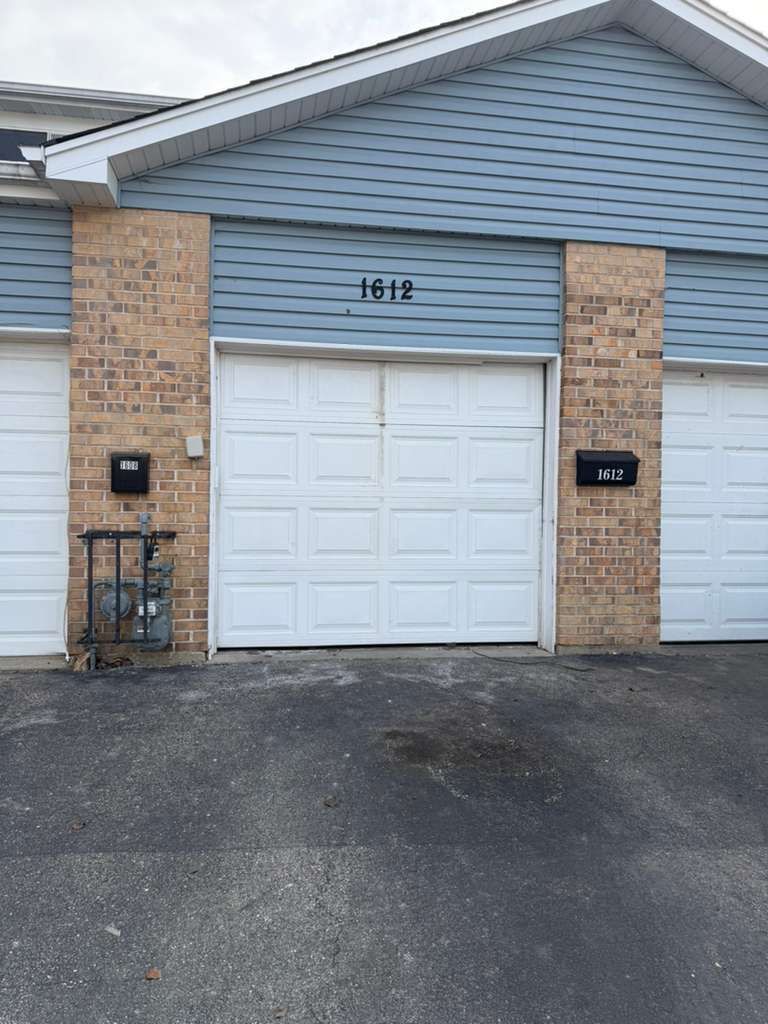 1612 Islandview Court, Hoffman Estates, IL 60169