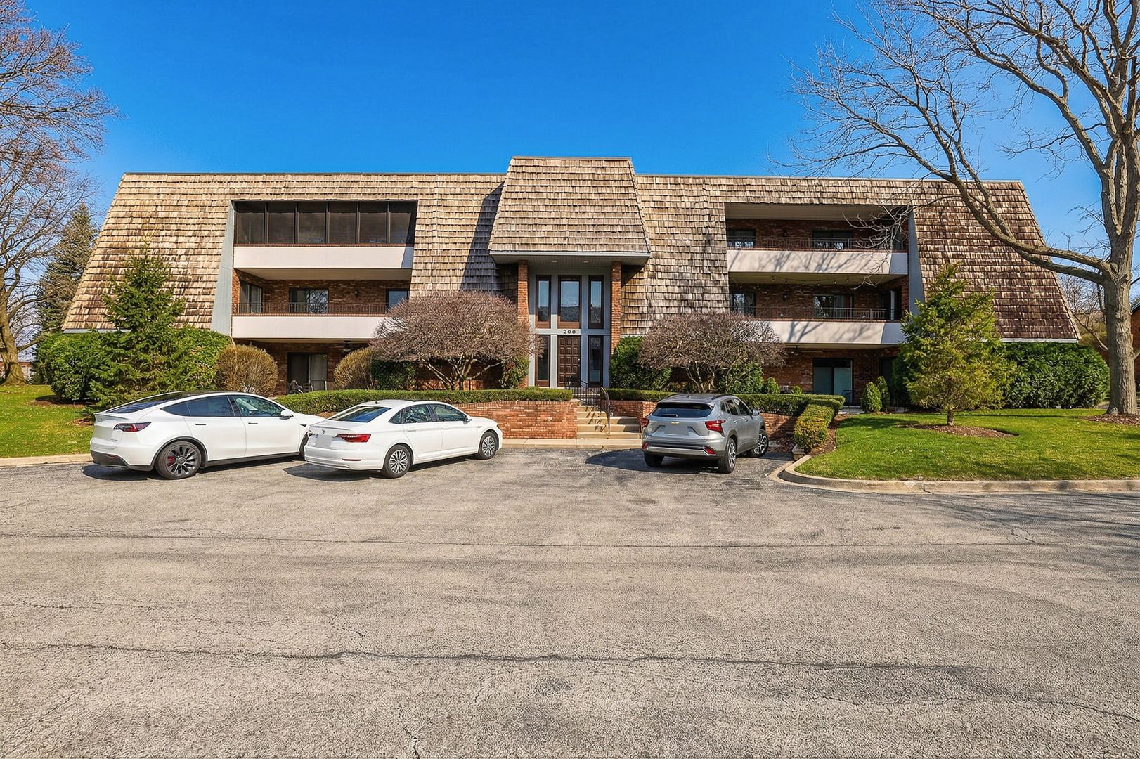 200 Red Top Drive #302 — Libertyville, IL 60048