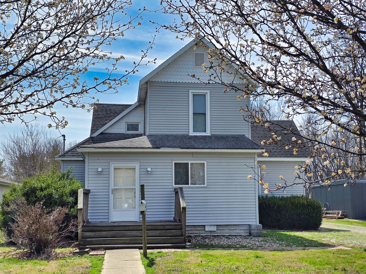 542 Vincennes Avenue, Flora, IL 62839