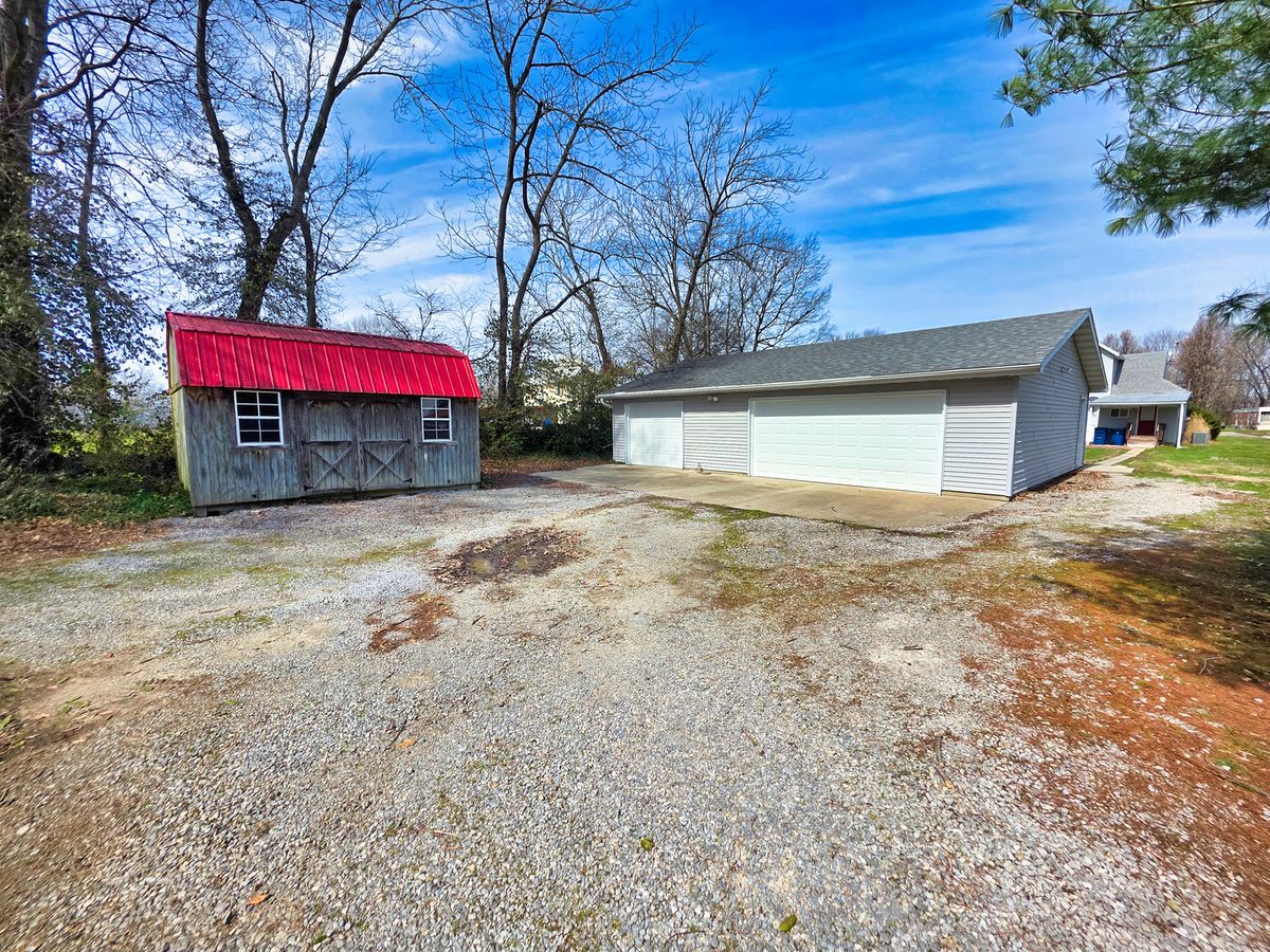 542 Vincennes Avenue, Flora, IL 62839