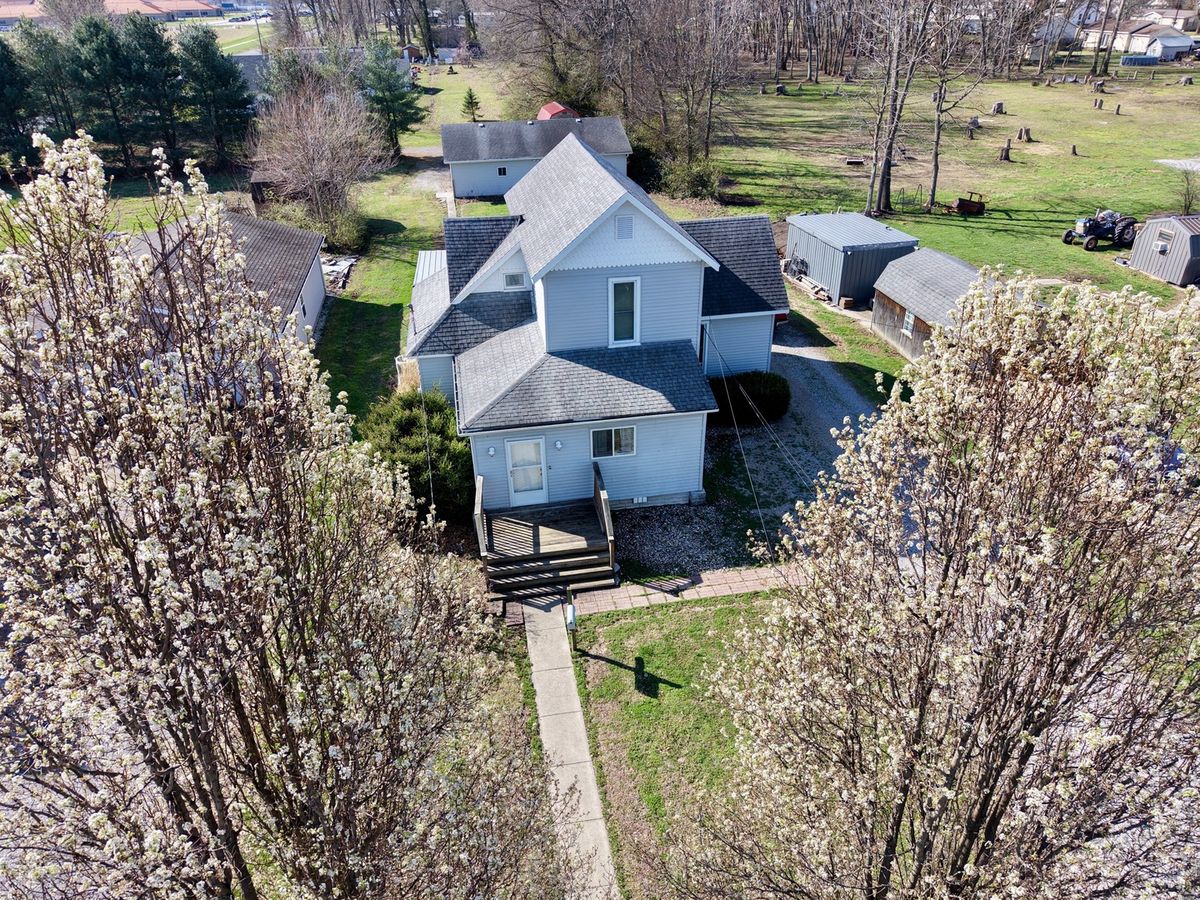 542 Vincennes Avenue, Flora, IL 62839