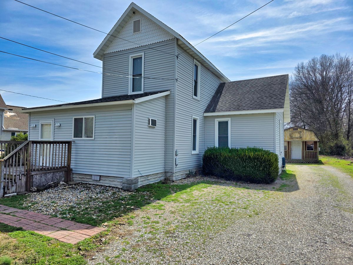 542 Vincennes Avenue, Flora, IL 62839