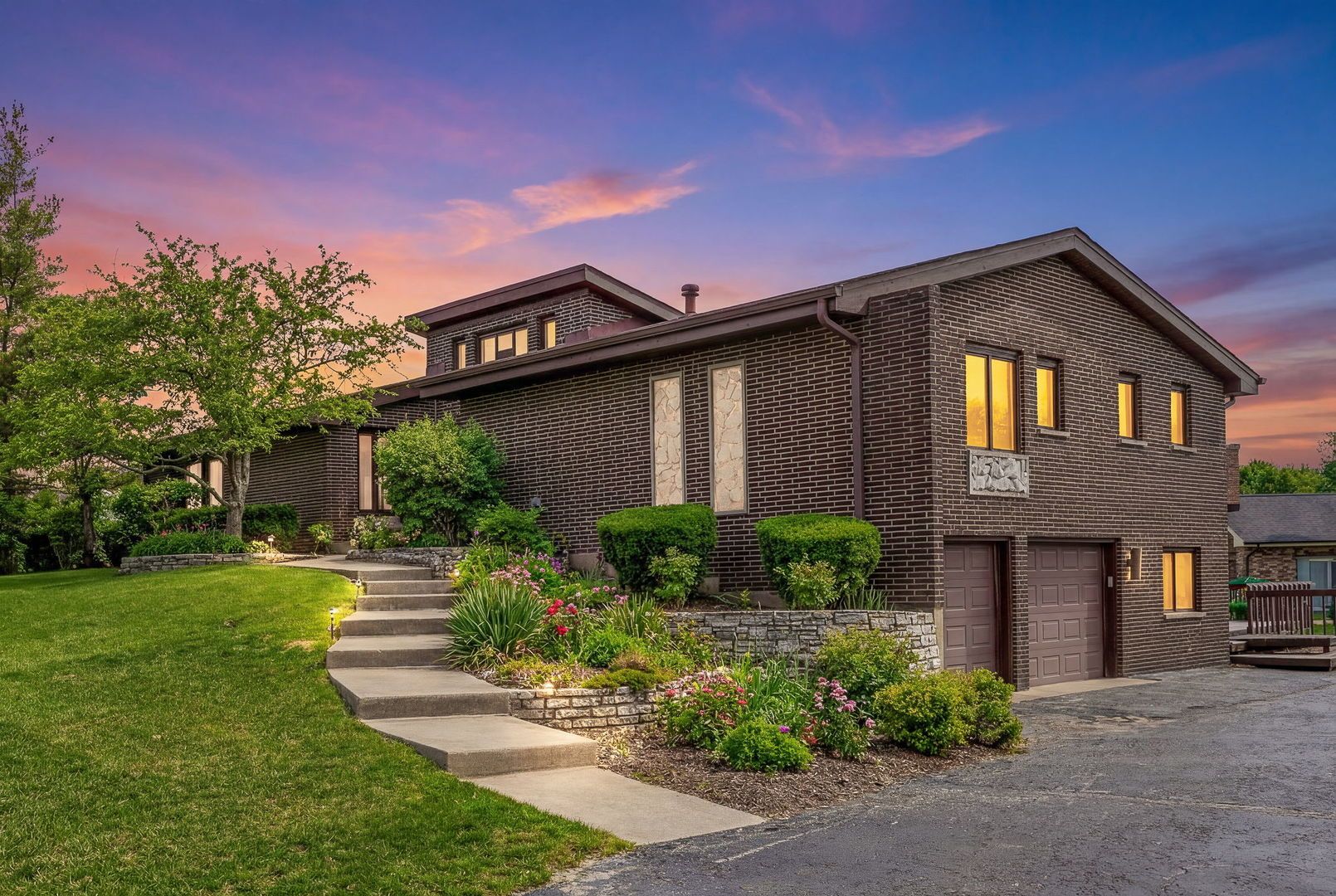 8405 Carriage Green Drive — Darien, IL 60561