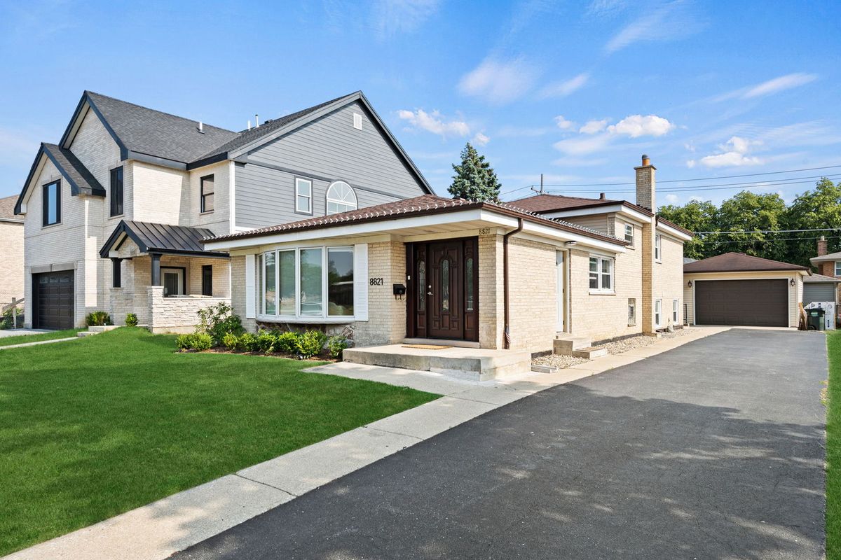 8821 Congress Park Avenue, Brookfield, IL 60513