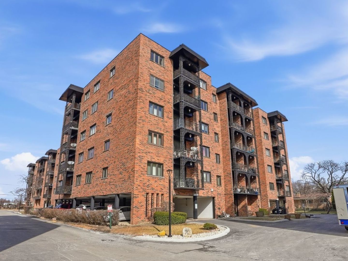 9332 Landings Lane #604 — Des Plaines, IL 60016