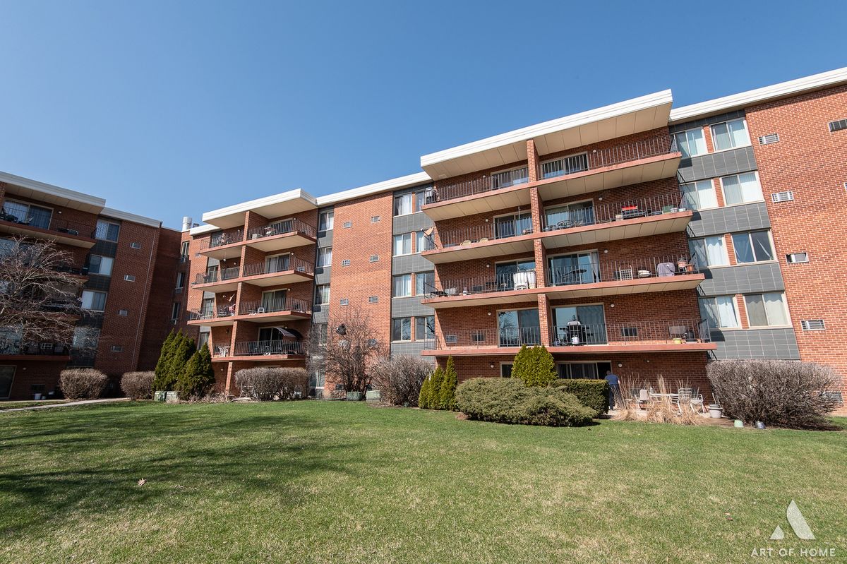 18 Old Willow Road, Prospect Heights, IL 60070