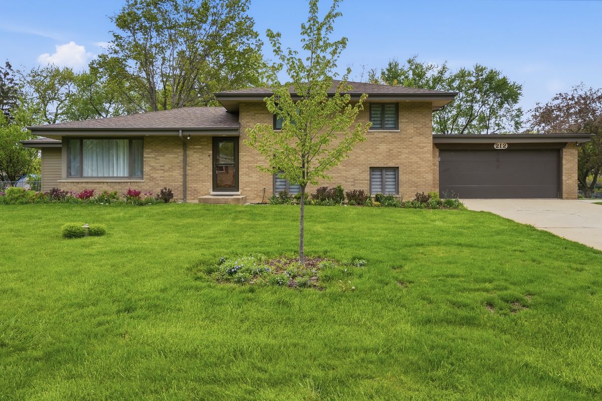 212 Monterey Avenue, Schaumburg, IL 60193