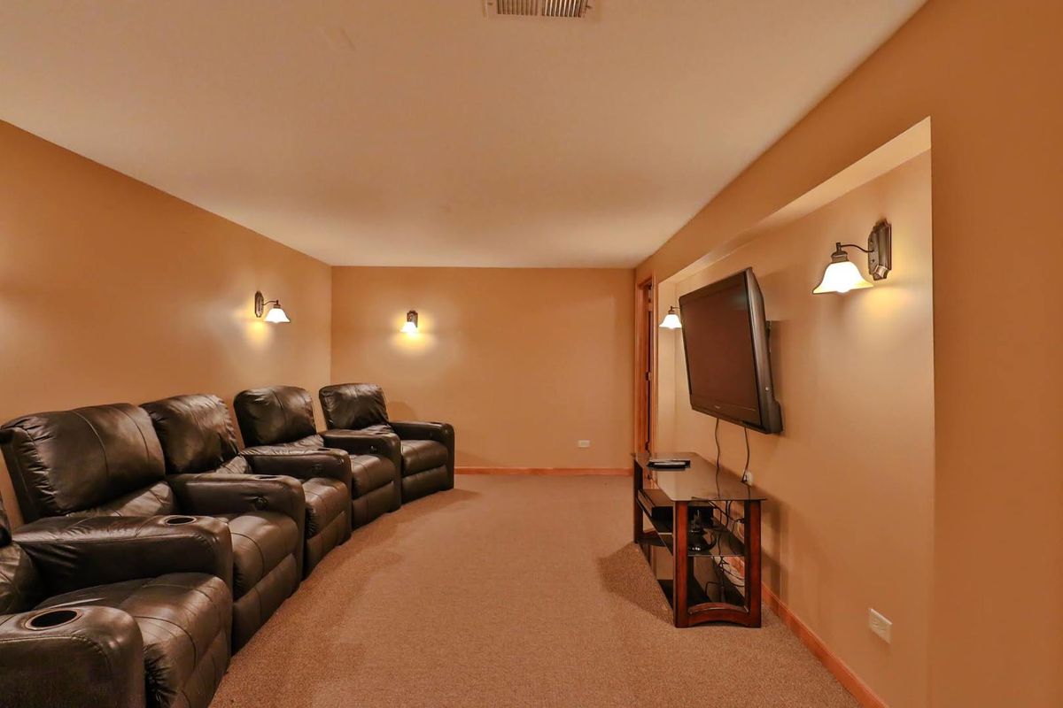 7N240 West End Road, Roselle, IL 60172