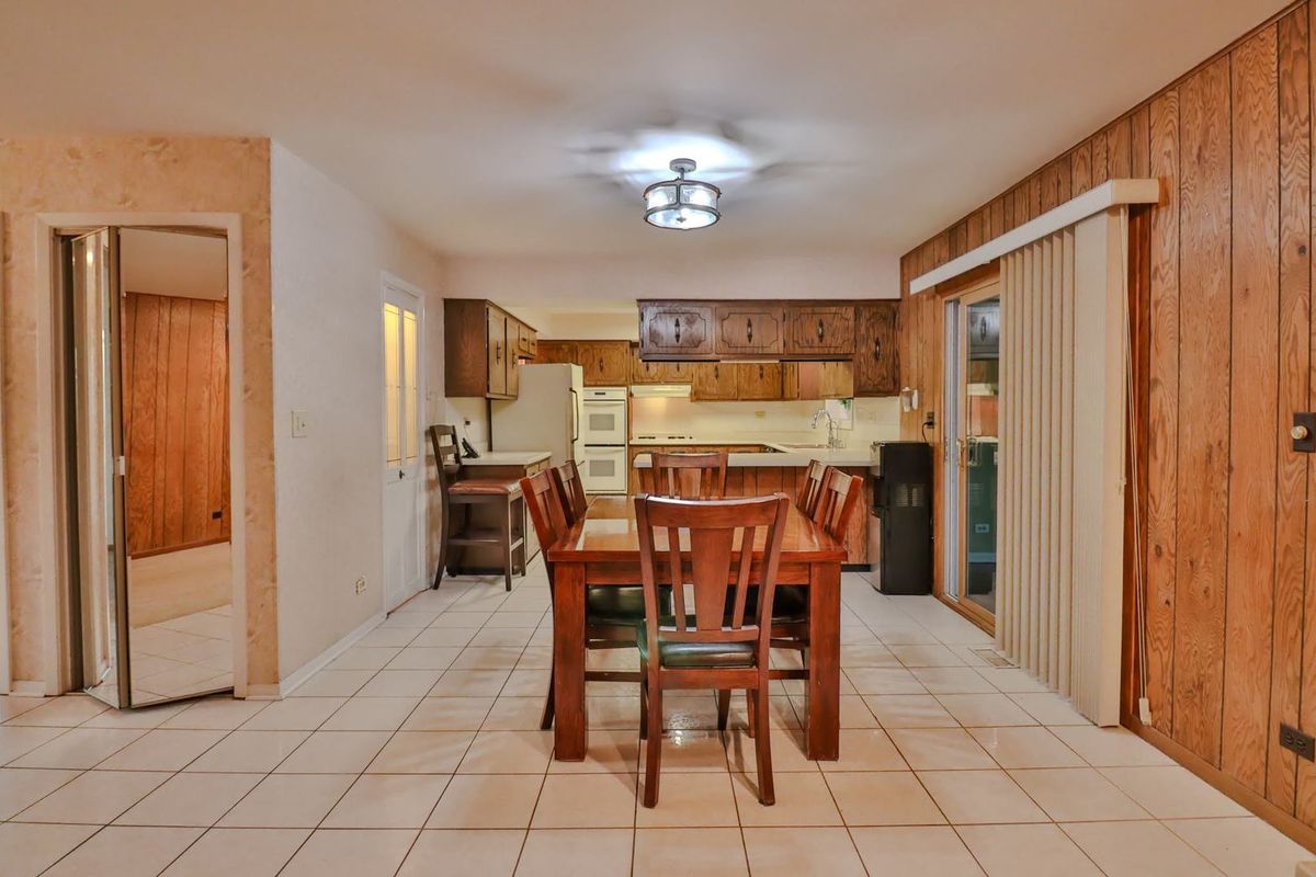 7N240 West End Road, Roselle, IL 60172