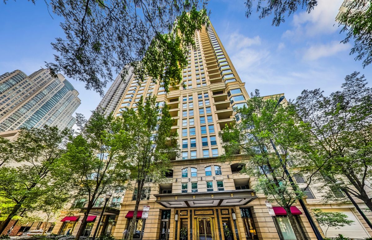 25 Superior Street, Chicago, IL 60611