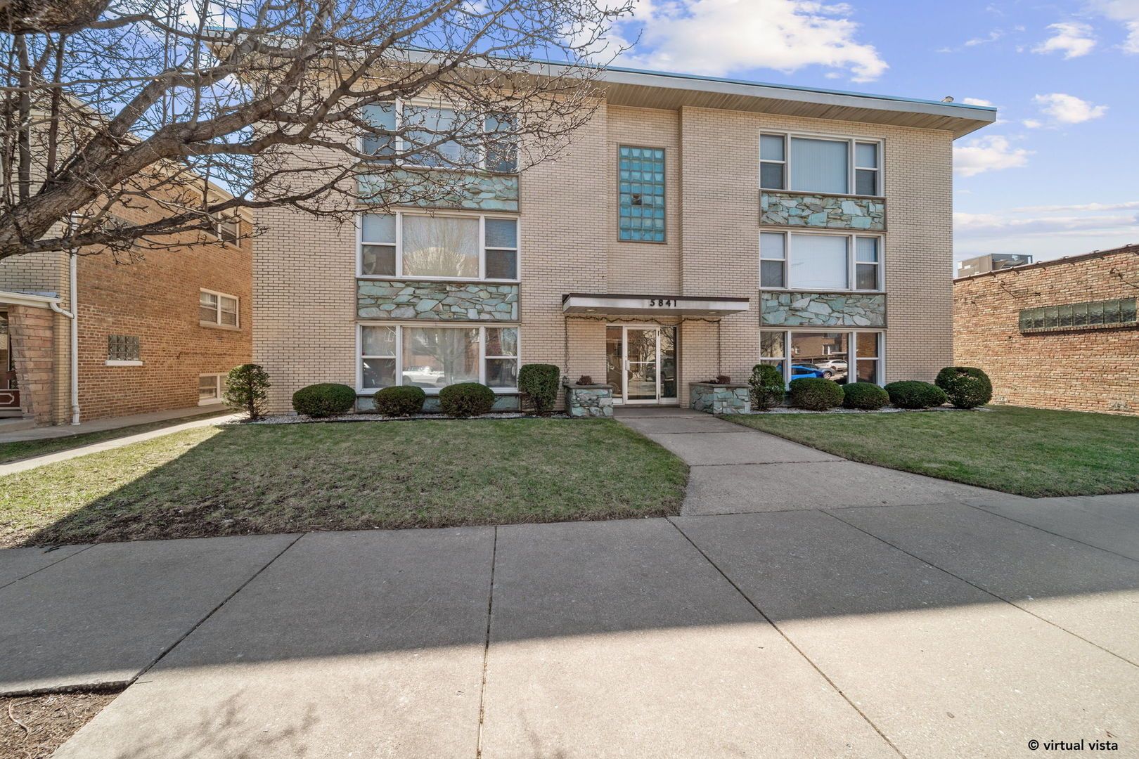 5841 W Lawrence Avenue #2NE — Chicago, IL 60630