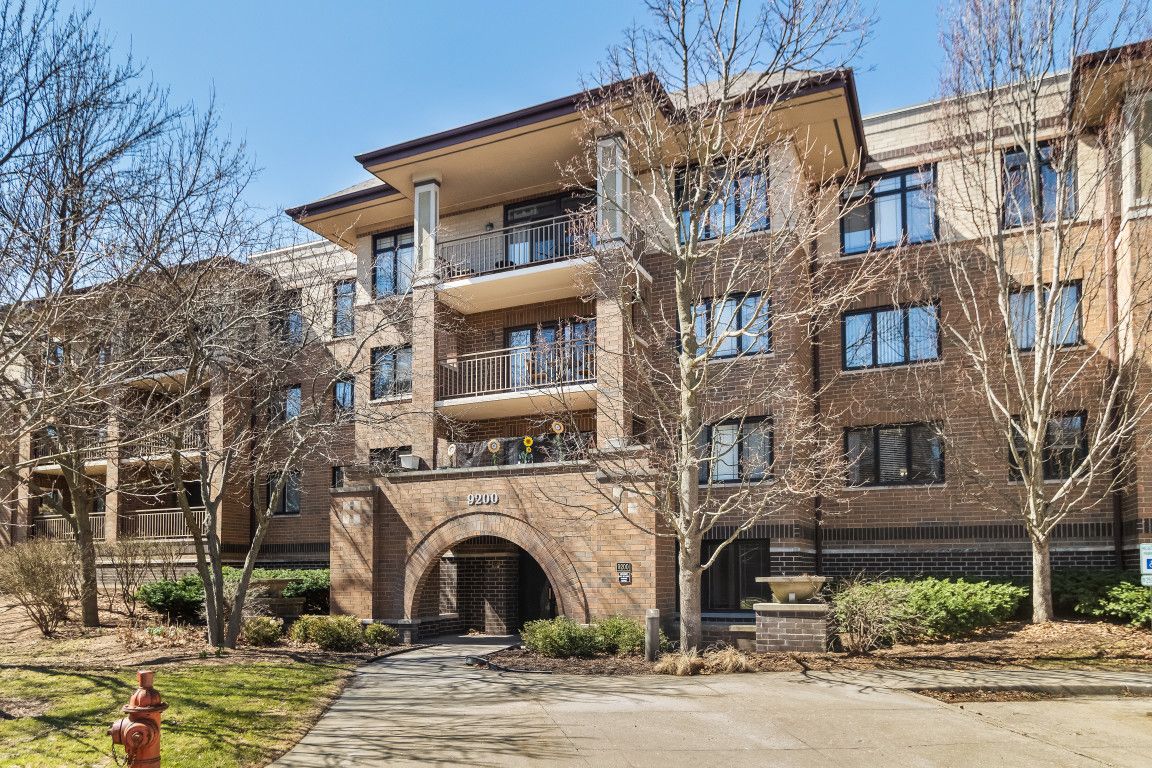 9200 E Prairie Road #209 — Evanston, IL 60203