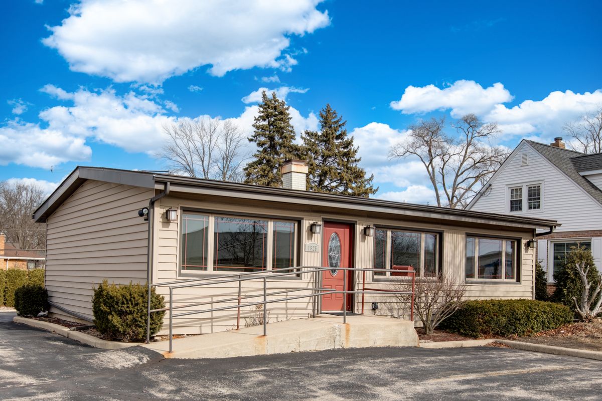 1825 Roosevelt Road, Wheaton, IL 60187