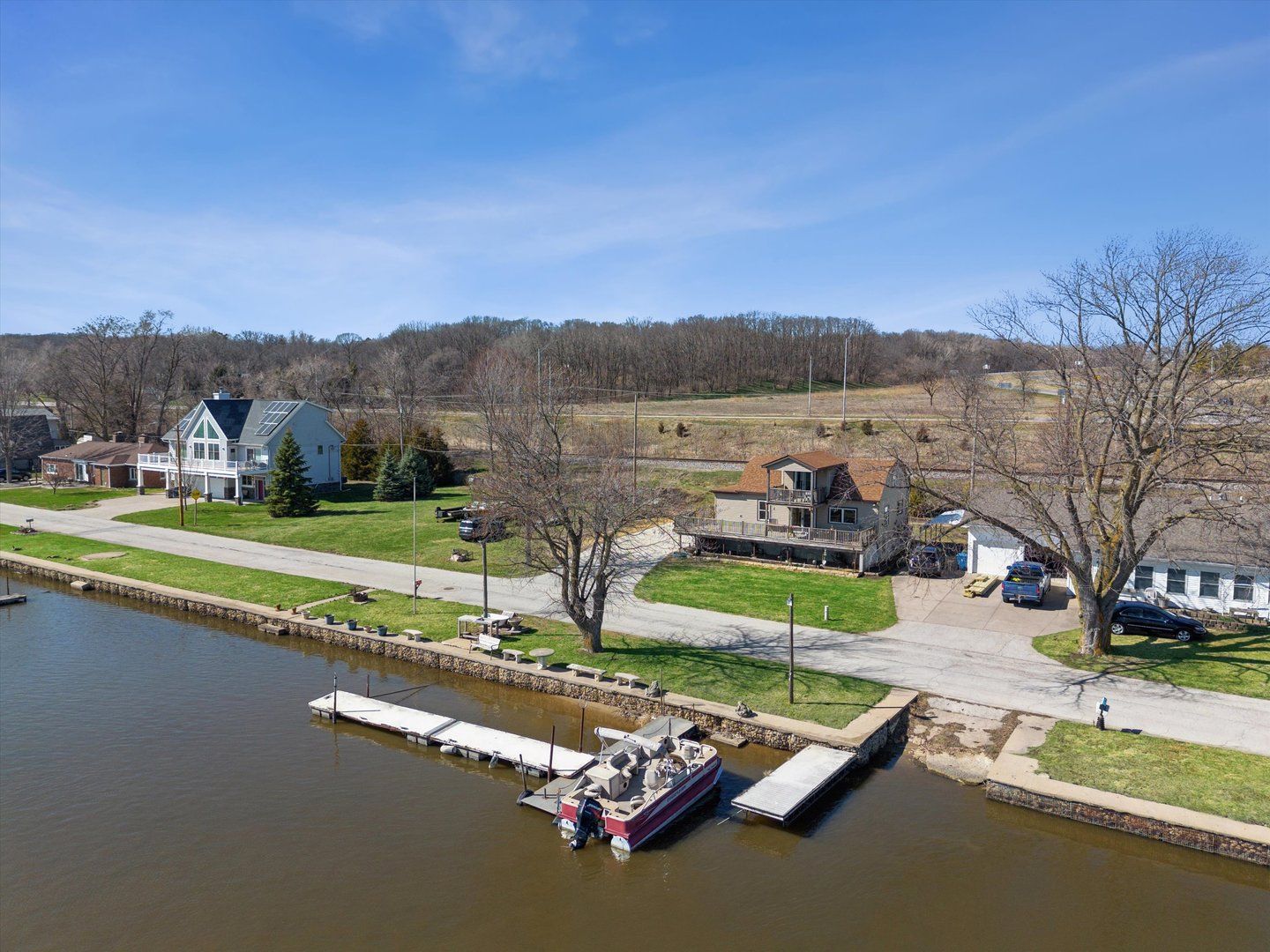 1811 Canal Shore Drive — Leclaire, IA 52753