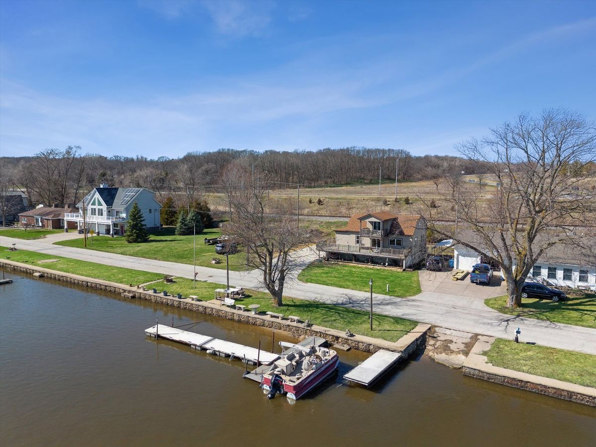 1811 Canal Shore Drive, Le Claire, IA 52753