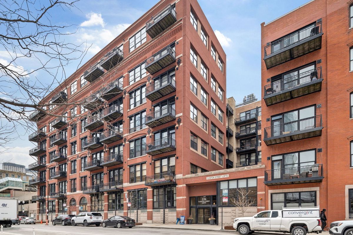 226 Clinton Street, Chicago, IL 60661