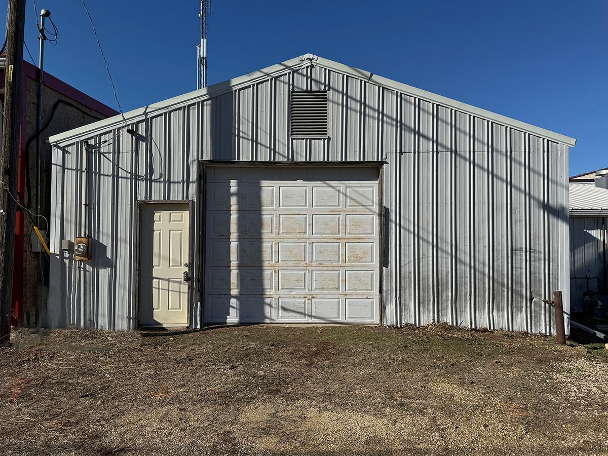 21 E Market Street, Shannon, IL 61078