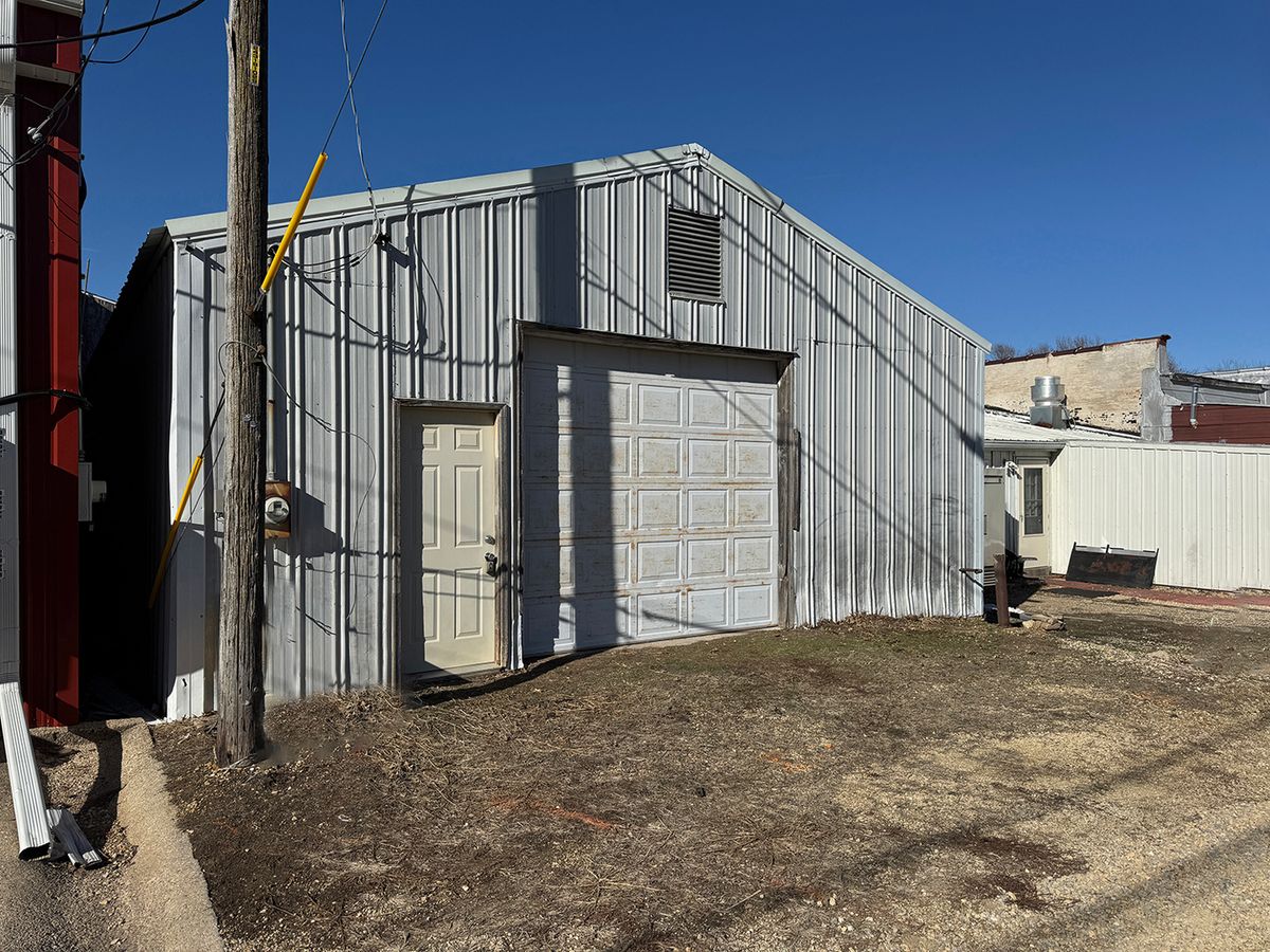 21 E Market Street, Shannon, IL 61078