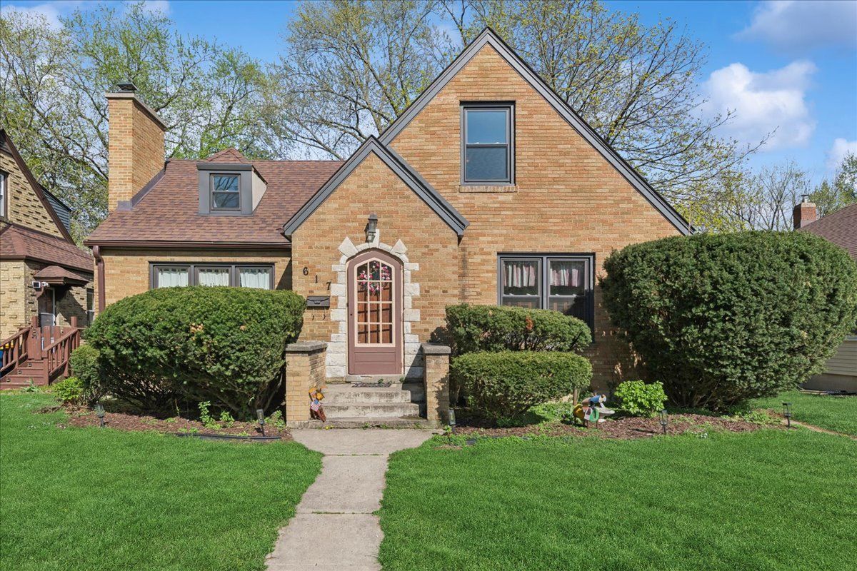 617 Lavoie Avenue — Elgin, IL 60120