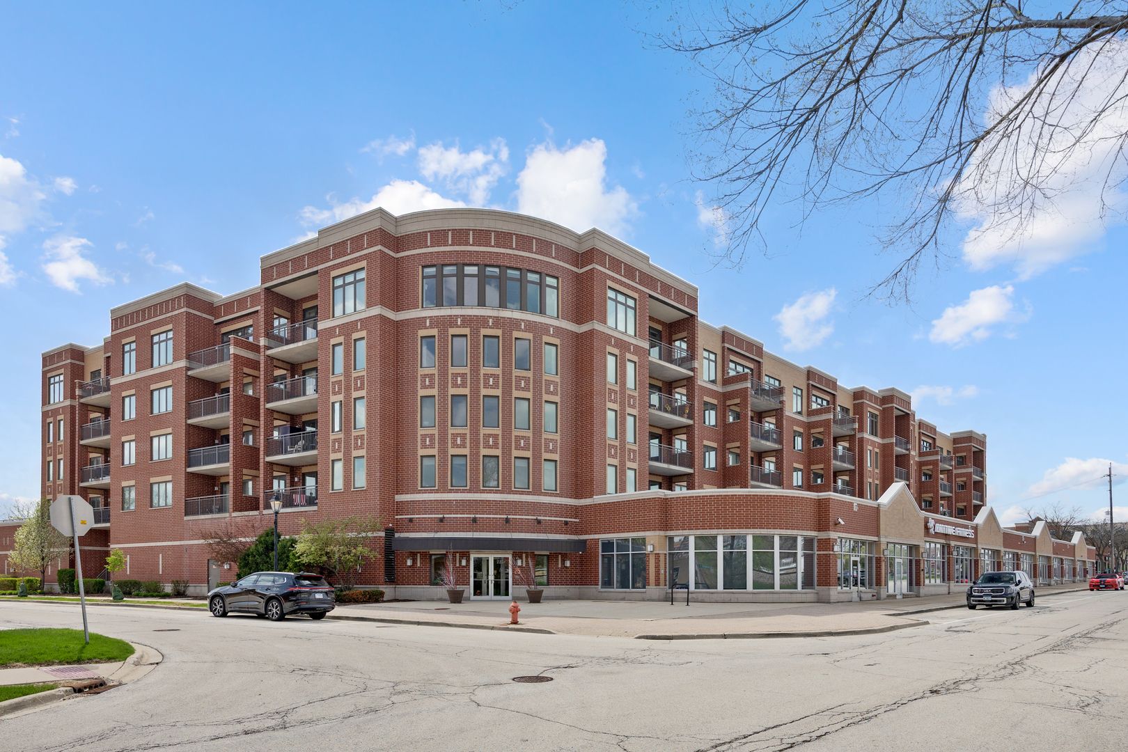 225 Main Street #216 — Roselle, IL 60172