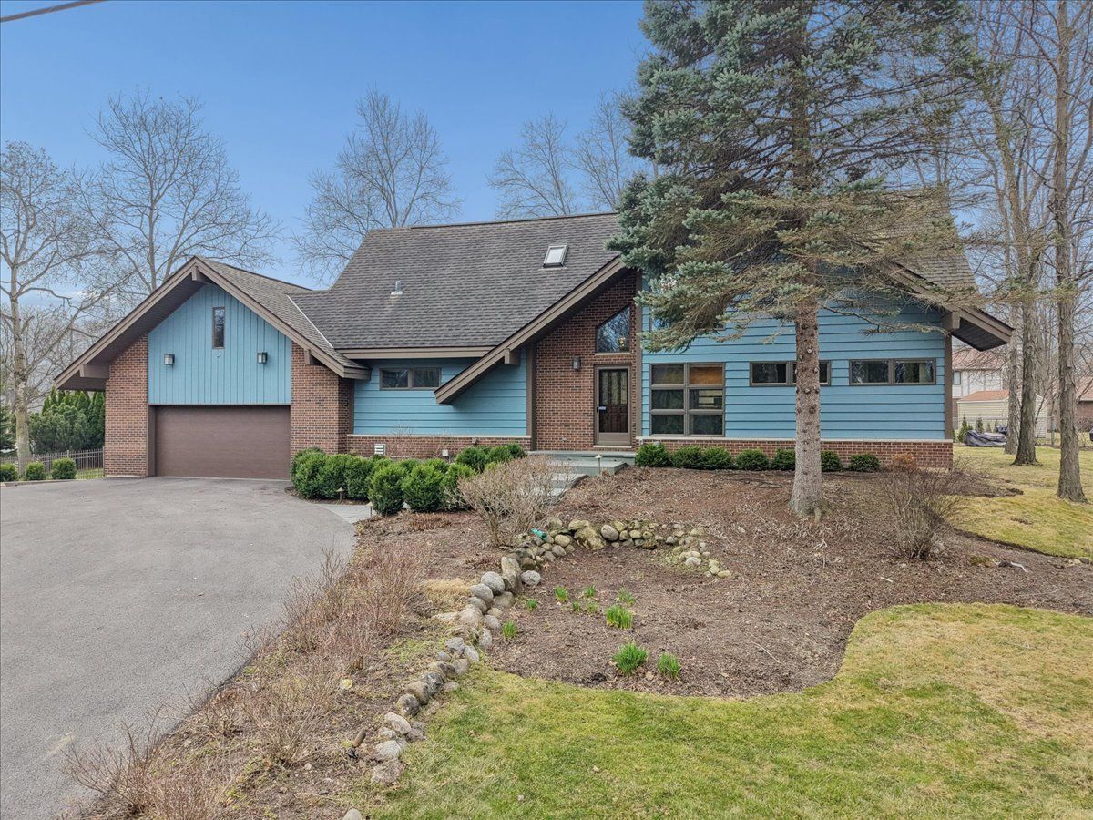 131 Everett Road, Lake Forest, IL 60045