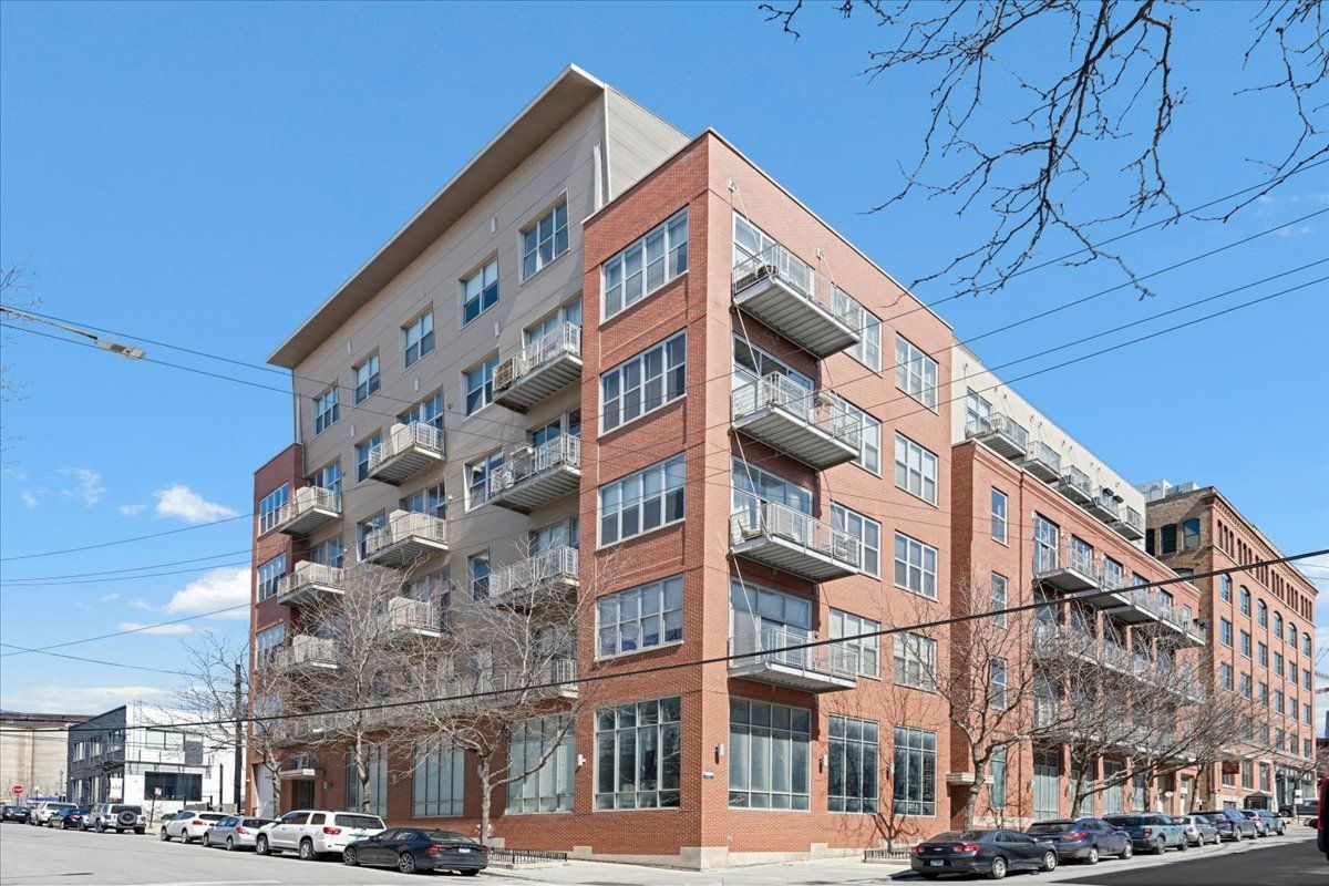824 Superior Street — Chicago, IL 60642