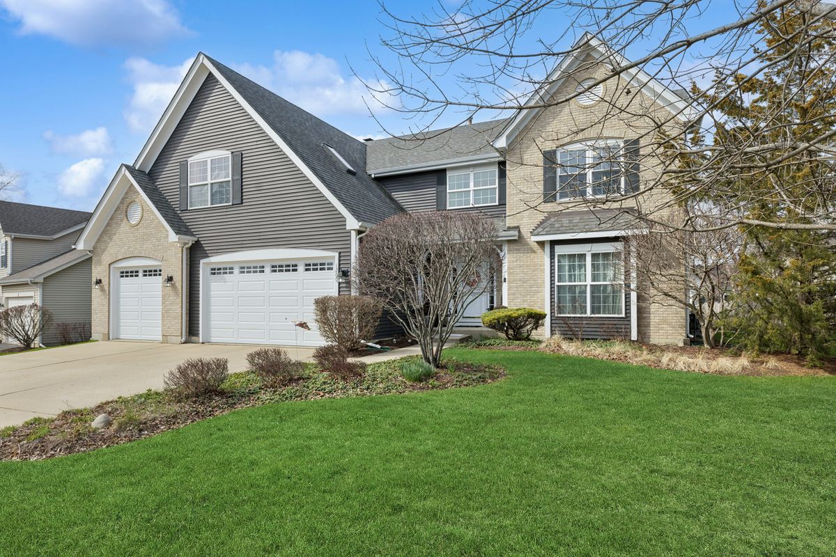 1200 Fieldstone Drive, Crystal Lake, IL 60014