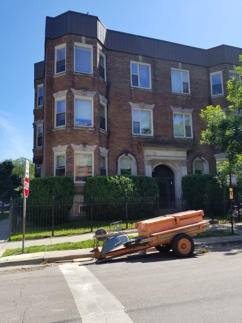 901 DAKIN Street, Chicago, IL 60613