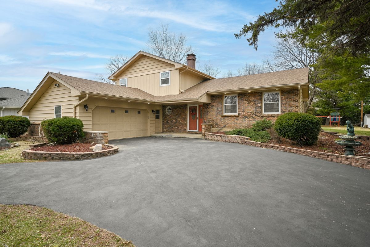 11S016 West Street, Naperville, IL 60565