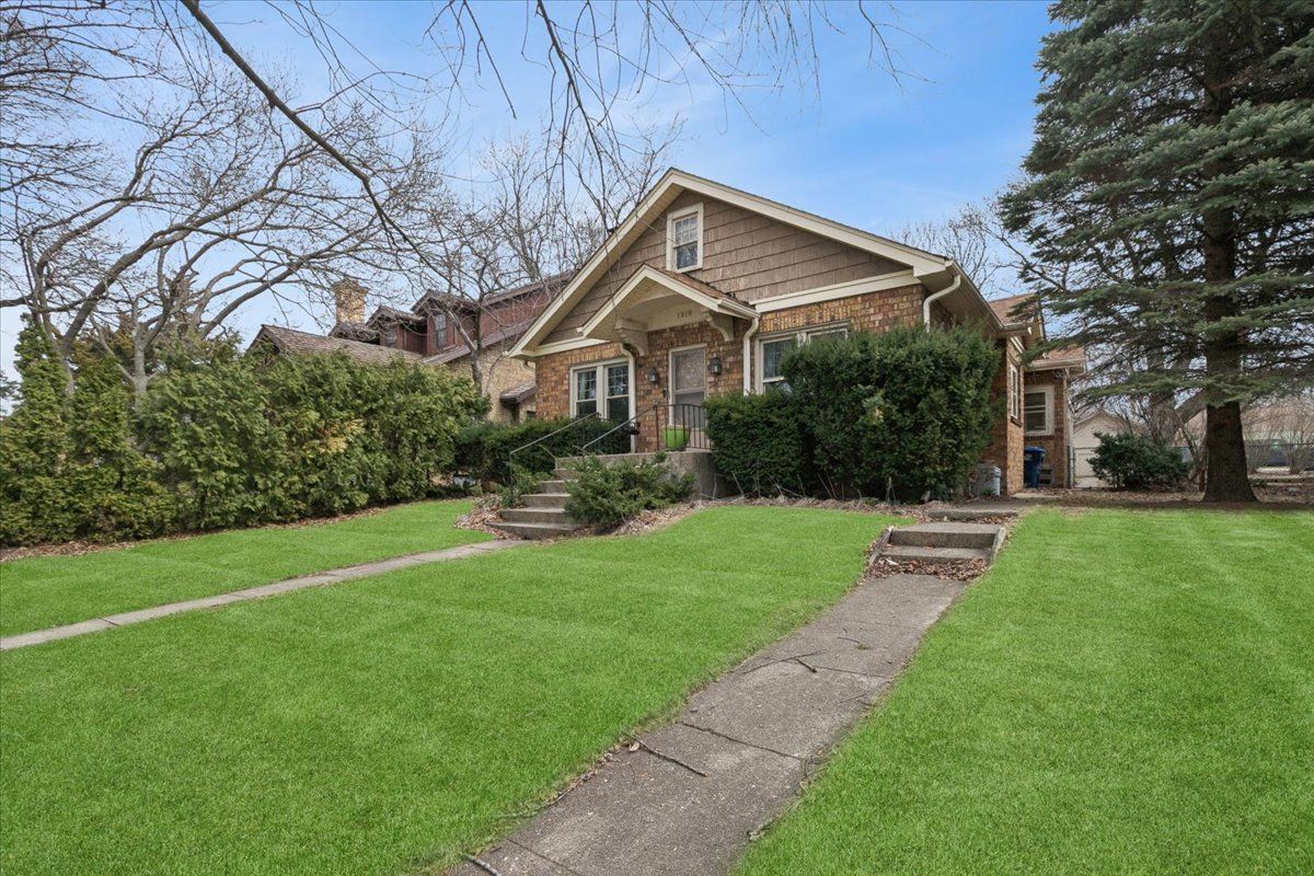 1319 Ash Street, Waukegan, IL 60085