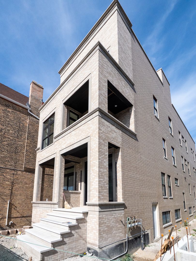 2471 Clybourn Avenue, Chicago, IL 60638