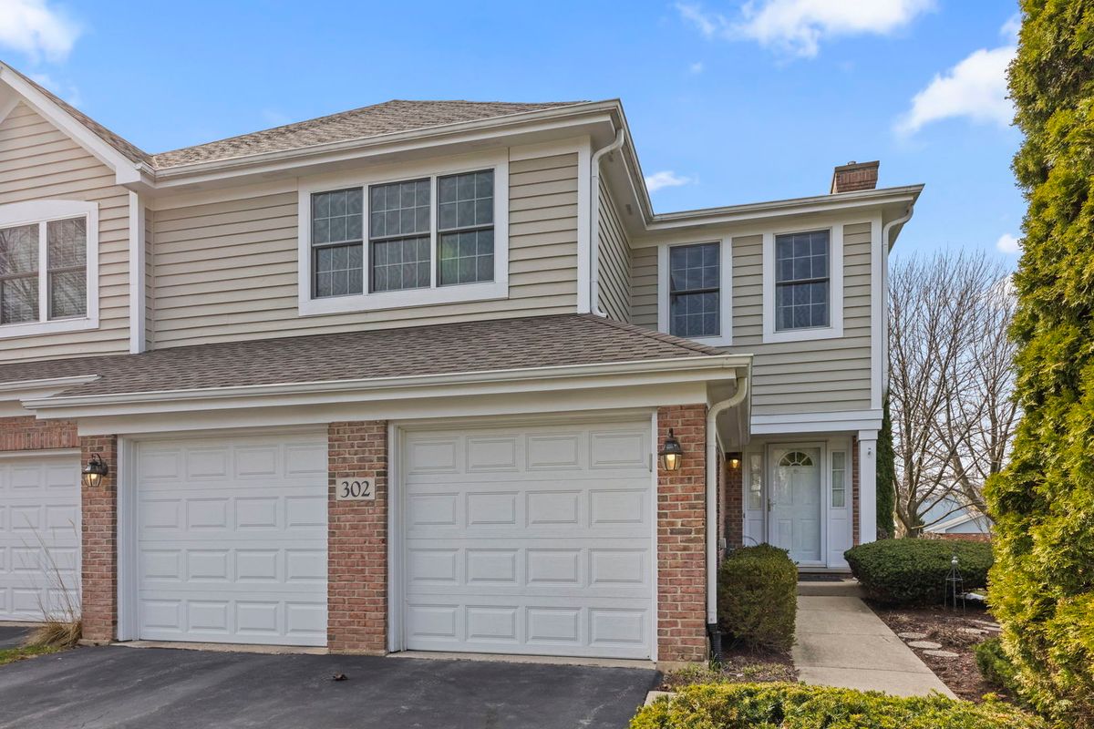 302 Roscommon Court, Glen Ellyn, IL 60137